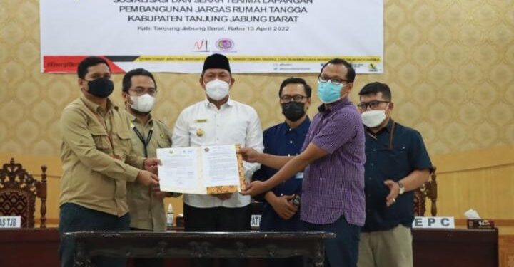 Wakil Bupati Tanjab Barat Serah Terima Lapangan Pembangunan Jargas Rumah Tangga