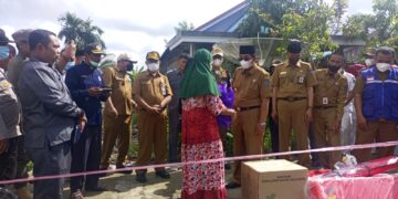 Kunjungi Korban Kebakaran di Kelurahan Betara Kiri, Bupati Anwar Sadat Serahkan Bantuan