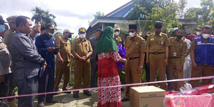 Kunjungi Korban Kebakaran di Kelurahan Betara Kiri, Bupati Anwar Sadat Serahkan Bantuan