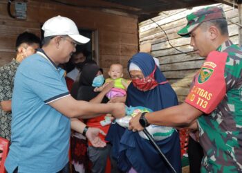 Bersama Bupati Tanjab Barat, Dandim 0419/Tanjab Berikan Bantuan Kepada Masyarakat Kampung Nelayan