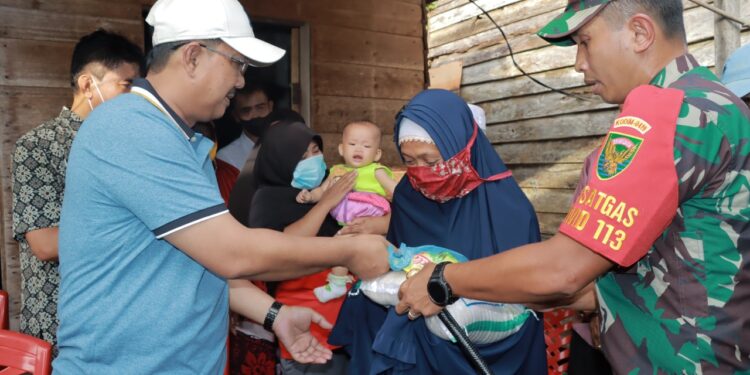 Bersama Bupati Tanjab Barat, Dandim 0419/Tanjab Berikan Bantuan Kepada Masyarakat Kampung Nelayan