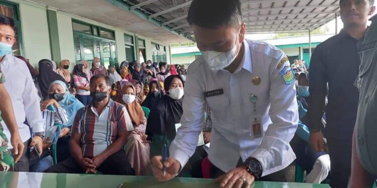 Pj Sekda Alpian Hadiri Penyaluran BTPKLW