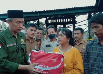 Sekda Tanjab Barat Berikan Bantuan untuk Korban Kebakaran di Kampung Nelayan