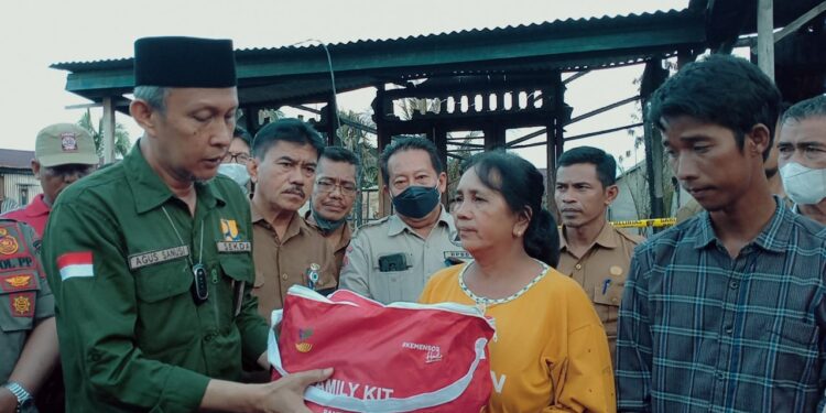 Sekda Tanjab Barat Berikan Bantuan untuk Korban Kebakaran di Kampung Nelayan