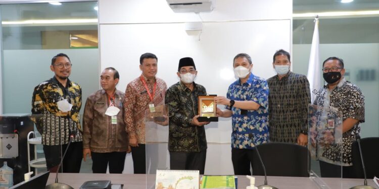 Bupati Tanjab Barat Sampaikan Usulan Program Pengembangan Masyarakat dan Kegiatan Sinergi di Kantor SKK Migas Pusat