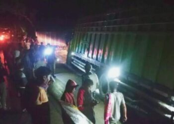 Truk Fuso Terperosok, Ratusan Mobil Terjebak Macet Muara Emat – Bangko