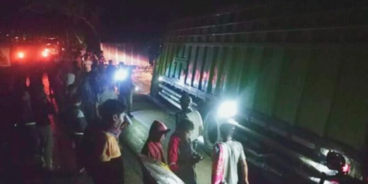 Truk Fuso Terperosok, Ratusan Mobil Terjebak Macet Muara Emat – Bangko