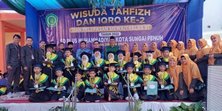 Wako Ahmadi Hadiri Wisuda SD Plus Muhammadiyah Kota Sungai Penuh