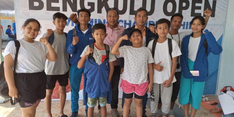 Membanggakan, Atlet Renang Tanjab Barat Raih Medali Emas Bengkulu Open Swimming Championship