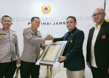 Polda Jambi Serahkan Piagam Penghargaan ke KONI Provinsi Jambi