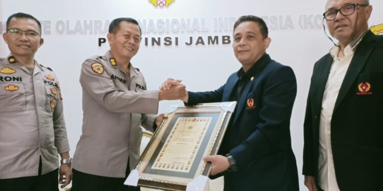 Polda Jambi Serahkan Piagam Penghargaan ke KONI Provinsi Jambi