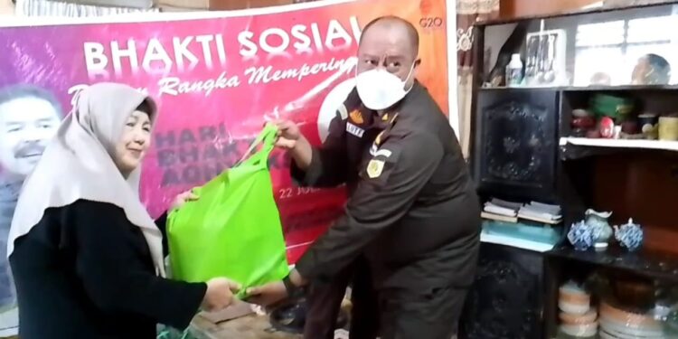 Peringati Hari Bhakti Adyaksa Ke-62 dan Hut IAD Ke-22, Kejari Tanjab Barat Gelar Bhakti Sosial