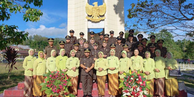 Peringati Hari Bhakti Adhyaksa ke-62, Kejaksaan Negeri Sungai Penuh Ziarah ke Makam Pahlawan