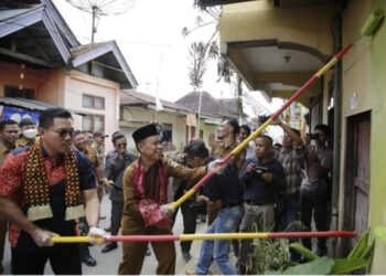 Sekda Alpian Lakukan Pengecetan Perdana Kampung Warna-warni