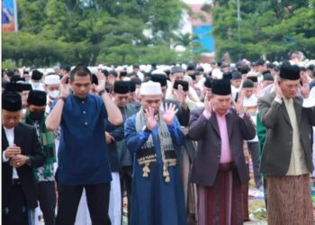 Wako Ahmadi & Wawako Antos Sholat Ied Idul Adha di Lapangan Mardeka