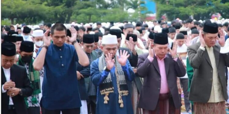 Wako Ahmadi & Wawako Antos Sholat Ied Idul Adha di Lapangan Mardeka