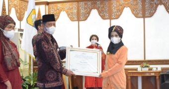 Wagub Sani Berikan Penghargaan Kartini Masa Kini Provinsi Jambi