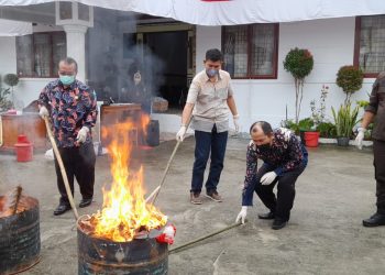 Kejari Tanjung Jabung Barat Musnahkan Barang Bukti Kasus Inkrach