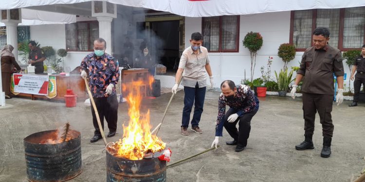 Kejari Tanjung Jabung Barat Musnahkan Barang Bukti Kasus Inkrach
