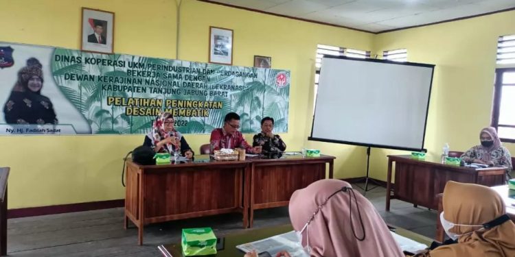 Dinas Koperindag dan Dekranasda Tanjab Barat Gelar Pelatihan Peningkatan Desain Membatik