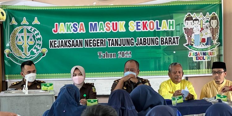 Program Jaksa Masuk Sekolah, Kejari Tanjung Jabung Barat Kunjungi SMP Negeri 2 Kuala Tungkal