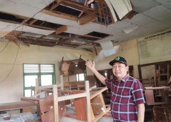 Ketua Komisi III DPRD Tanjab Barat Tinjau Ruang Kelas SD Negeri 13 Dusun Kebun yang Rusak