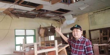 Ketua Komisi III DPRD Tanjab Barat Tinjau Ruang Kelas SD Negeri 13 Dusun Kebun yang Rusak