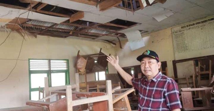 Ketua Komisi III DPRD Tanjab Barat Tinjau Ruang Kelas SD Negeri 13 Dusun Kebun yang Rusak