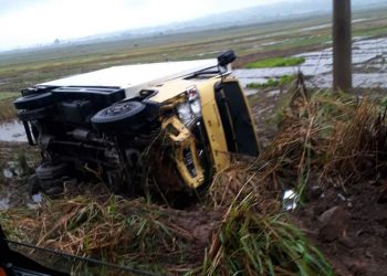 Banting Stir, Mobil Box Tabrak Tiang Listrik