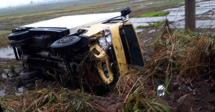 Banting Stir, Mobil Box Tabrak Tiang Listrik