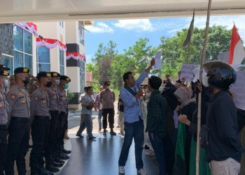 HMI Tanjab Barat Demo DPRD Terkait Kenaikan Harga BBM