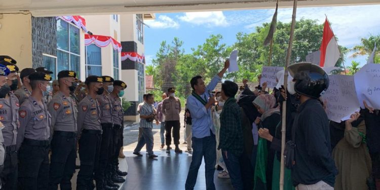 HMI Tanjab Barat Demo DPRD Terkait Kenaikan Harga BBM