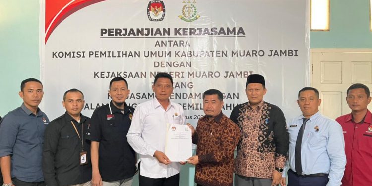 Kasi Datun Kejari Muaro Jambi: Kejari Muaro Jambi Tanda Tangani MoU Pendampingan Sonsong Pemilu 2024