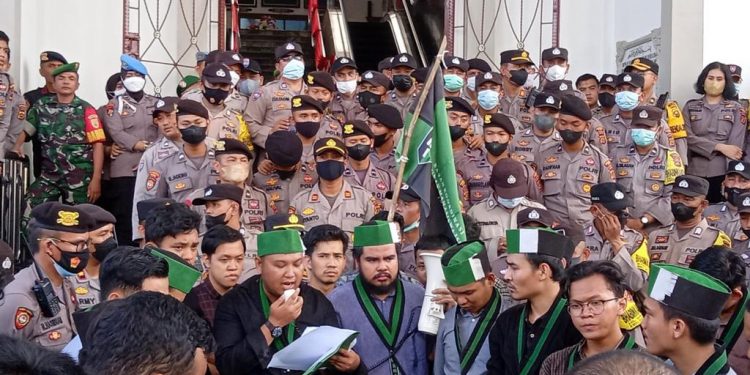 HMI Jambi Lakukan Aksi Demo Terkait Kenaikan Harga BBM dan Tarif Dasar Listrik