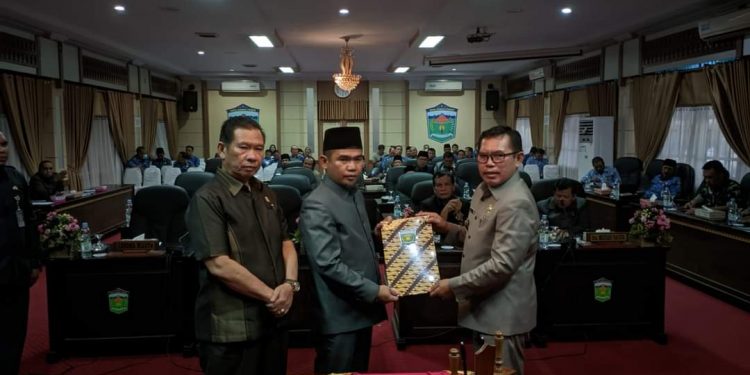 Wako Ahmadi dan DPRD Kota Sungai Penuh Tandatangani Kesepakatan KUA dan PPAS Tahun Anggaran 2023