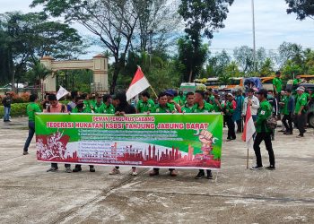 Tolak Upah Murah, Ratusan Buruh Demo di DPRD Tanjab Barat