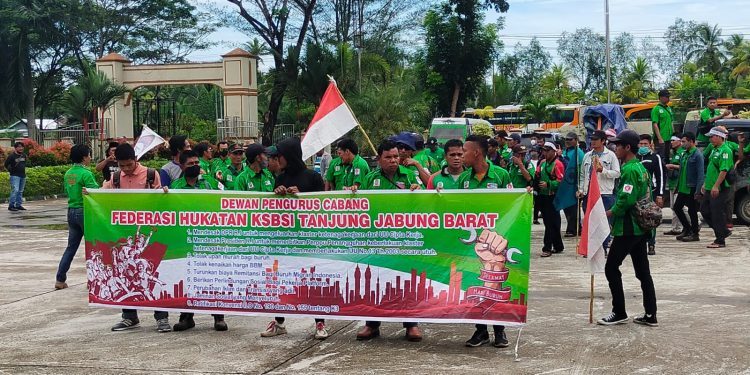 Tolak Upah Murah, Ratusan Buruh Demo di DPRD Tanjab Barat