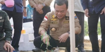 Tanam Cabai Bersama Warga Giriwinangun Tebo Ilir, Al Haris Ajak Tanami Lahan Kosong