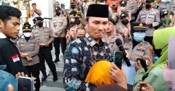 Temui Aksi Massa, Tangis Edi Purwanto Pecah Langsung Peluk Seorang Lansia