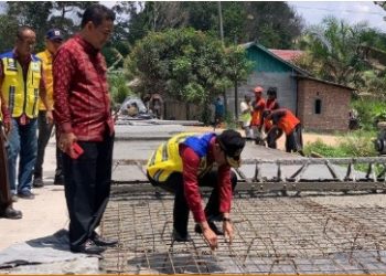 Ketua DPRD Provinsi Jambi Tinjau Pembangunan Jalan di Kumpeh