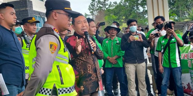 Ketua Fraksi PDI Perjuangan Temui Pendemo Terkait UU Cipta Kerja