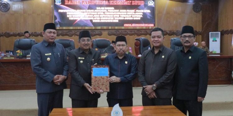 Bupati Hadiri Rapat Paripurna Keempat di DPRD Tanjab Barat