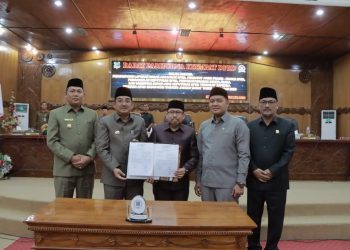 Bupati Hadiri Rapat Paripurna DPRD Dalam Rangka Penetapan PROPEMPERDA Tanjab Barat Tahun 2023