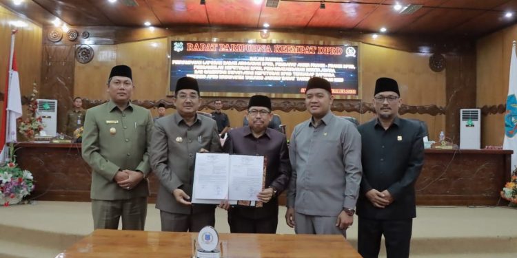 Bupati Hadiri Rapat Paripurna DPRD Dalam Rangka Penetapan PROPEMPERDA Tanjab Barat Tahun 2023