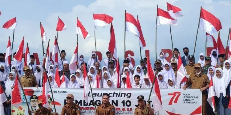 Bupati Kerinci Adirozal Hadiri Launching Program Pembagian 10 Juta Bendera Merah Putih