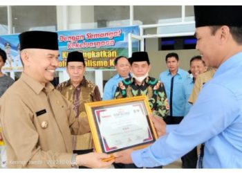 Serahkan Piagam TOP BUMD Award Perumda Air Minum Pada HUT Ke-32 Perumda Tirta Sakti