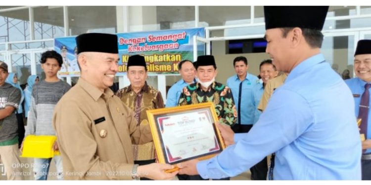 Serahkan Piagam TOP BUMD Award Perumda Air Minum Pada HUT Ke-32 Perumda Tirta Sakti
