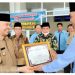 Serahkan Piagam TOP BUMD Award Perumda Air Minum Pada HUT Ke-32 Perumda Tirta Sakti