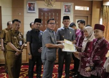 Wako Ahmadi & Wawako Antos Serahkan Bonus pada Kafilah Berprestasi