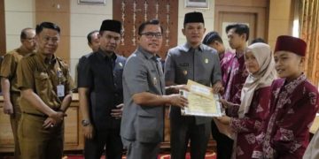 Wako Ahmadi & Wawako Antos Serahkan Bonus pada Kafilah Berprestasi
